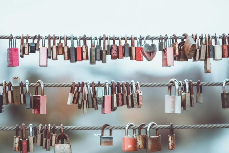 Эмоциональный интеллект и привязанность: как они формируют наши отношения